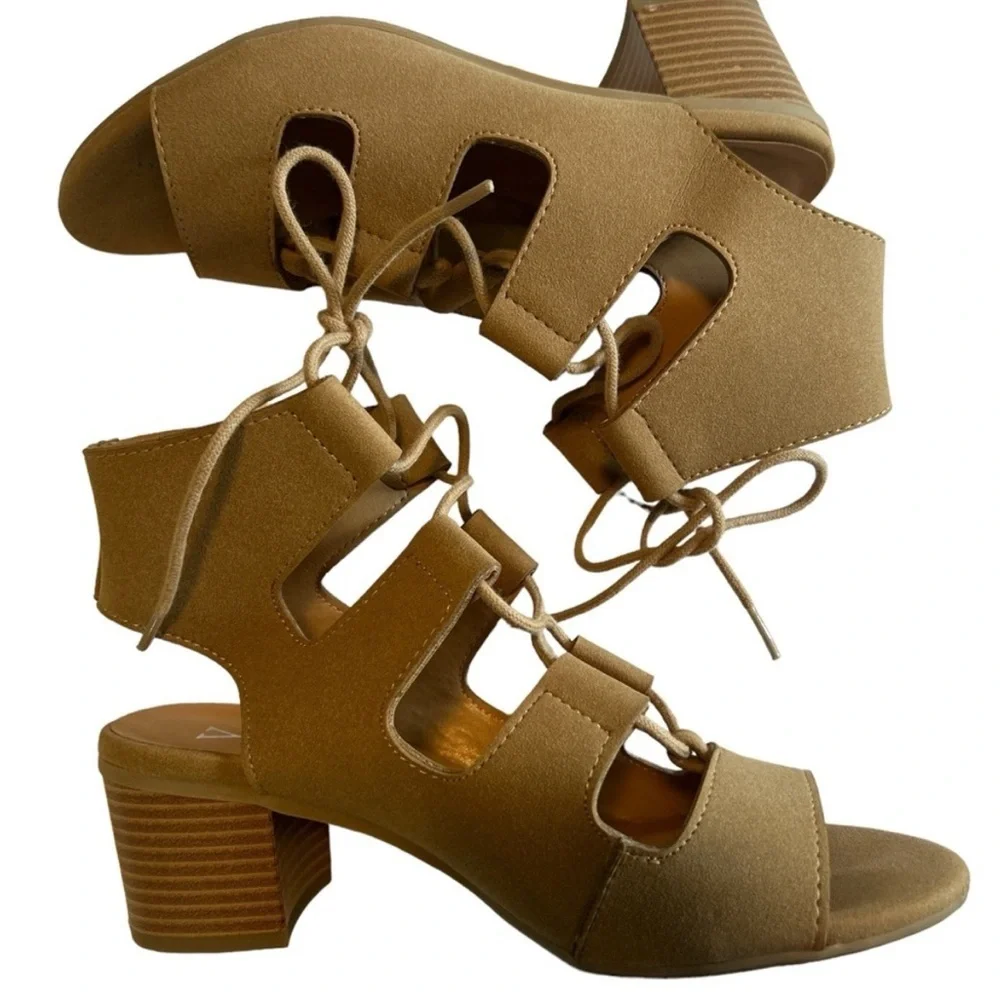 YNot tan women's sandals that ties around ankle size 7